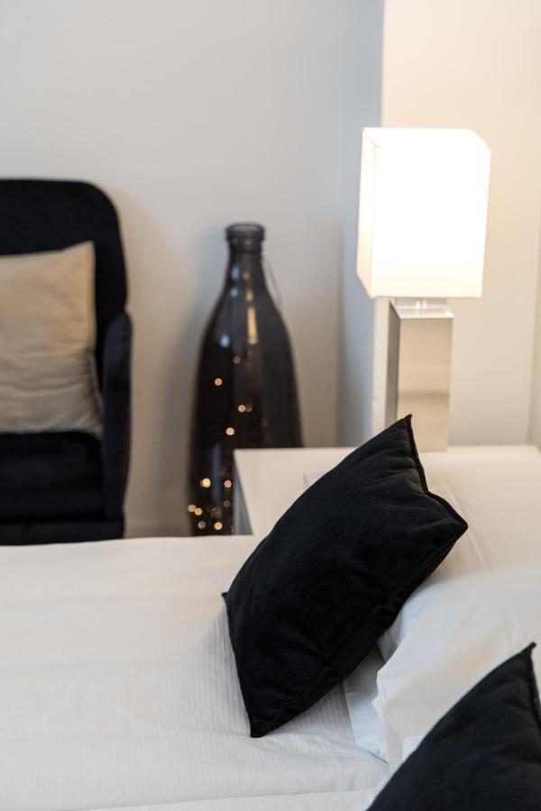 Carly'S Rooms Torbole Sul Garda Exterior foto