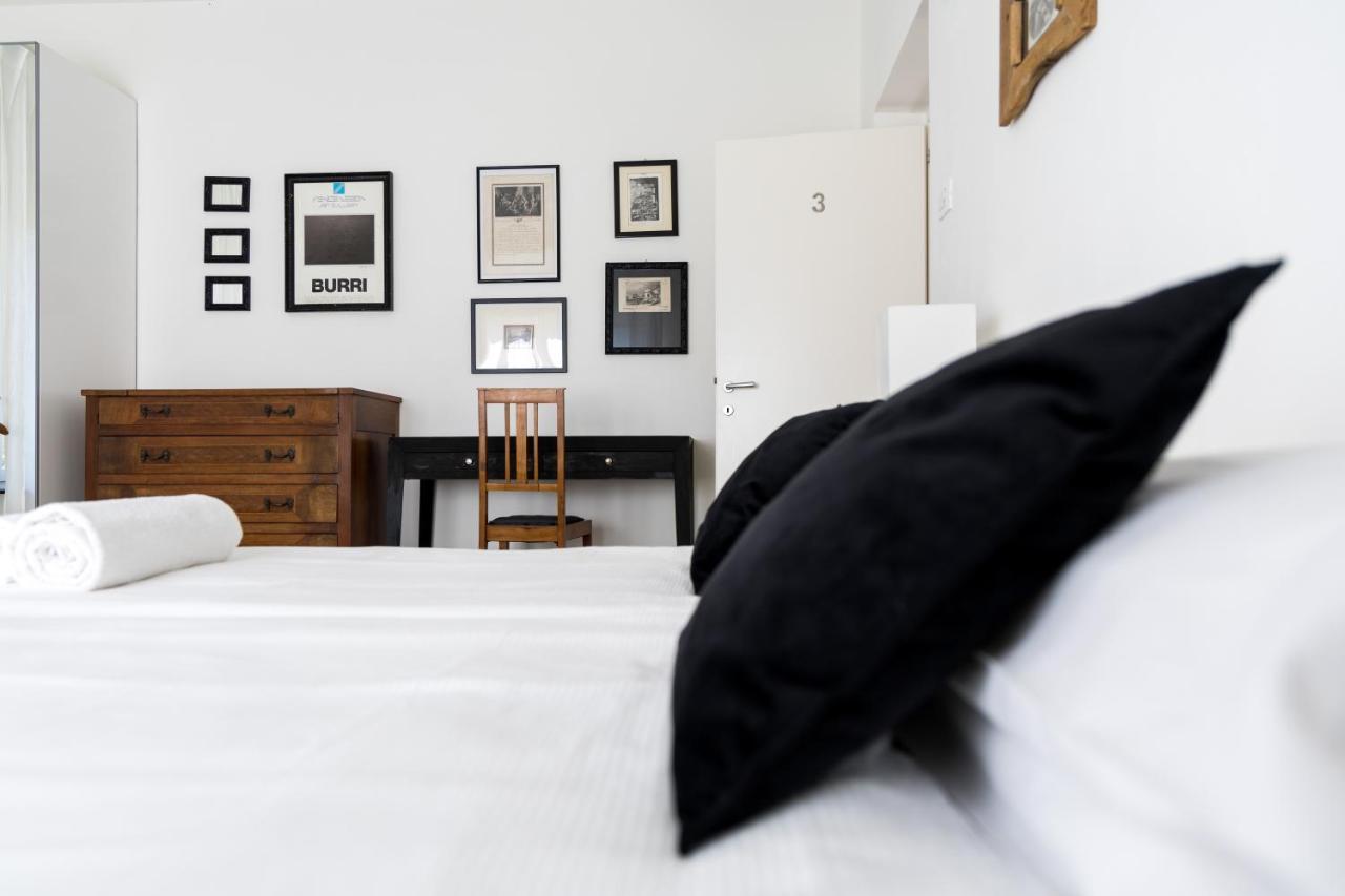Carly'S Rooms Torbole Sul Garda Exterior foto